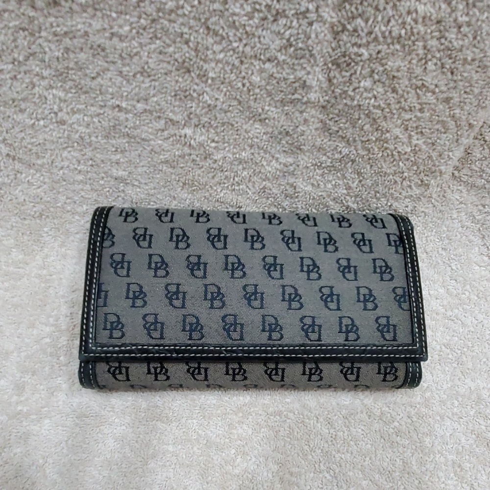Dooney and Bourke wallet